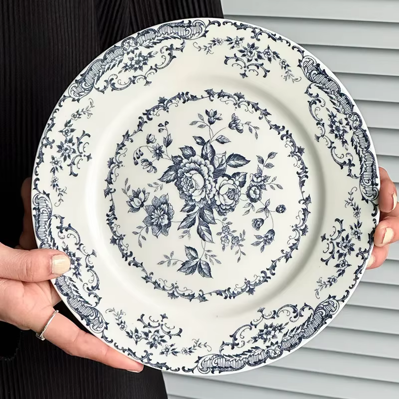 Assiette en céramique rose vintage française