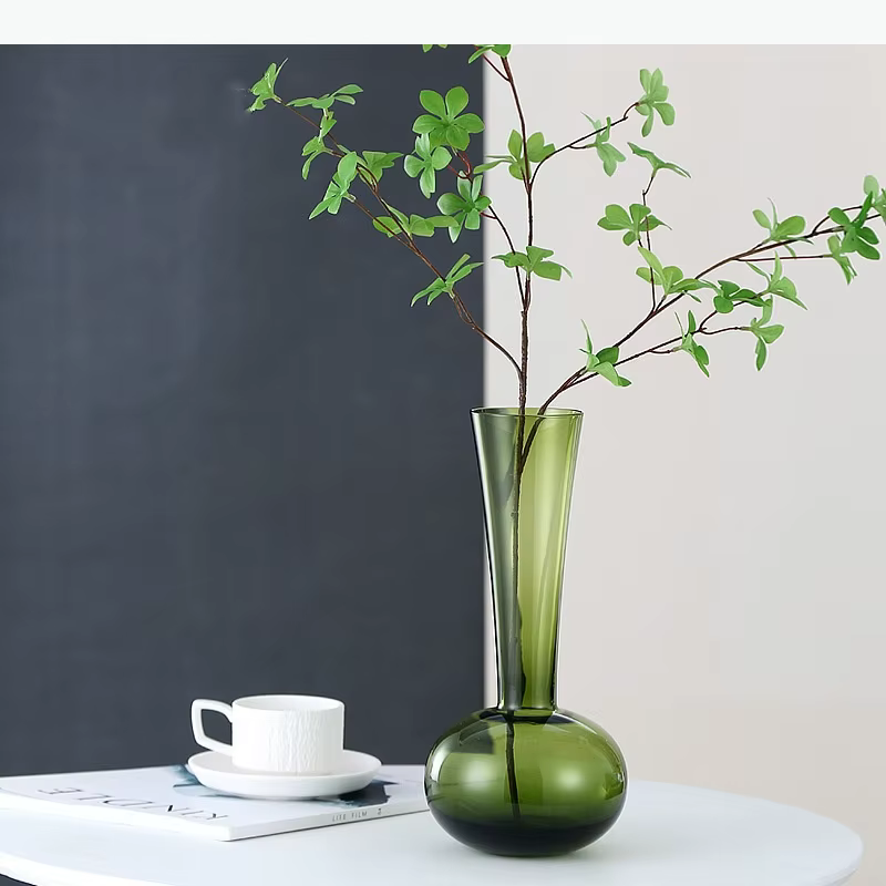 Vase en verre vert à long col