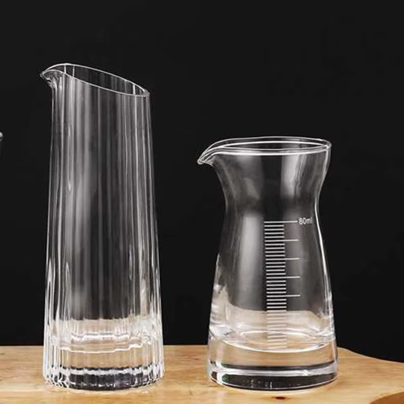 Distributeur de vin rouge transparent