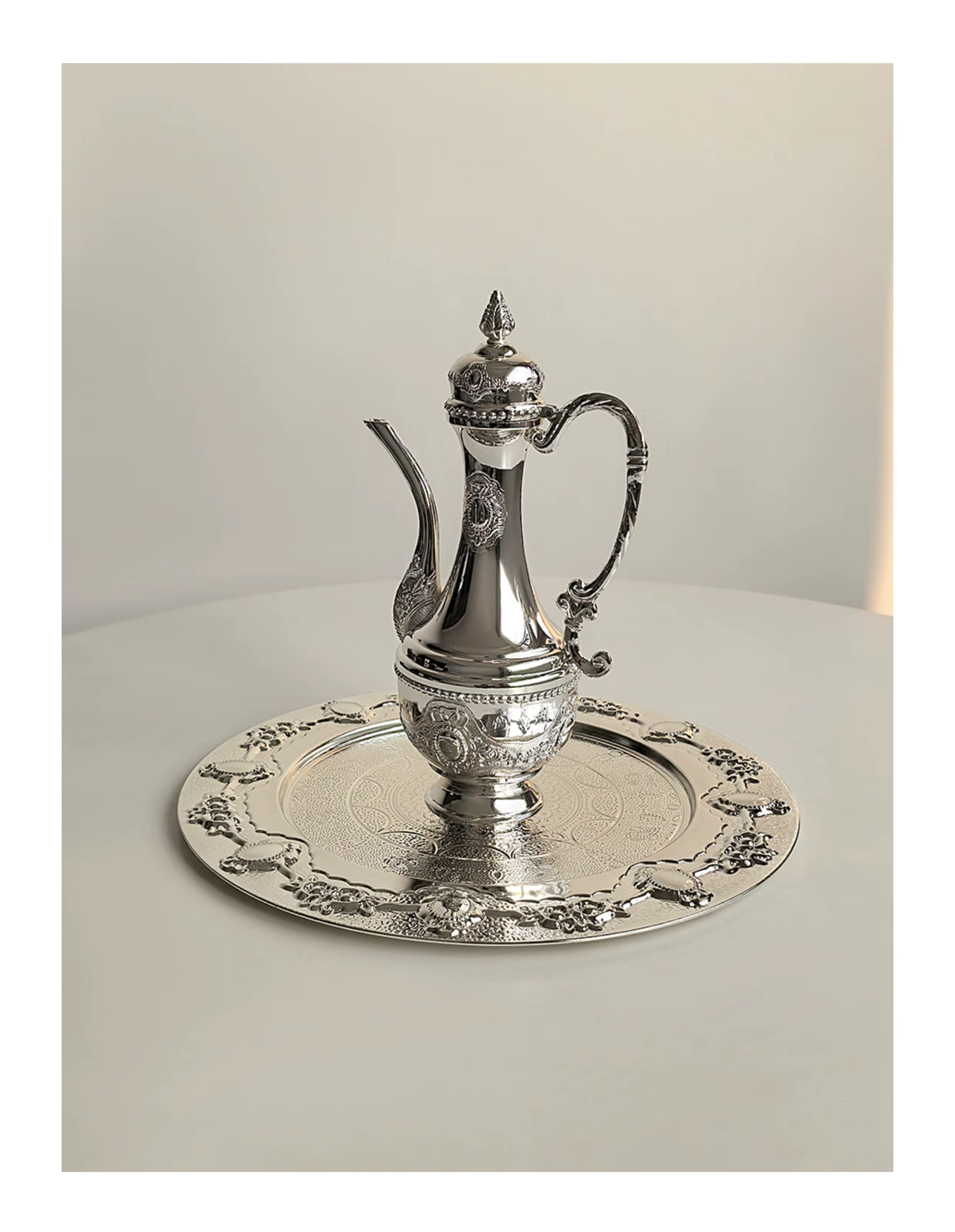 Assiette ronde paon en argent galvanisé