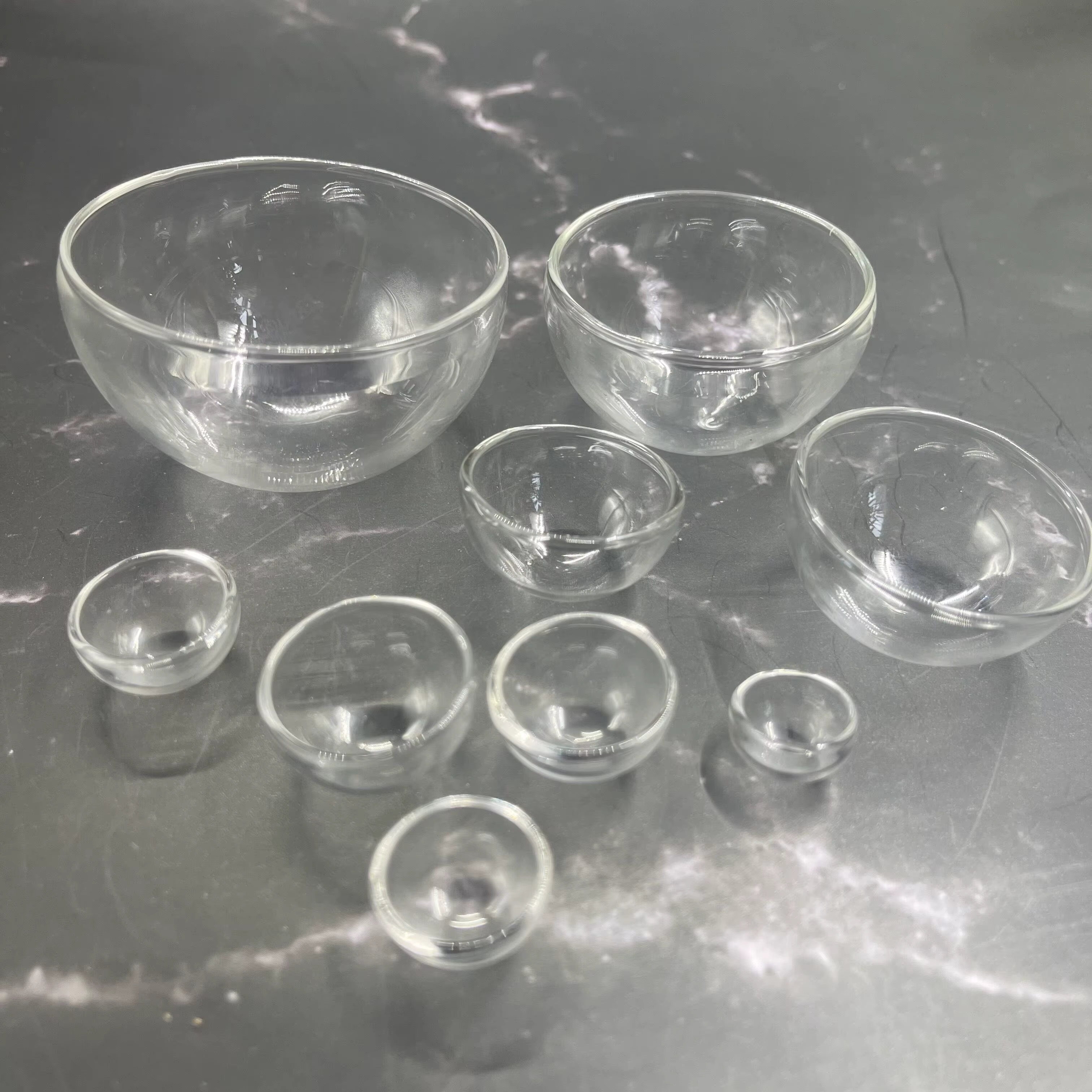 Demi-boules de verre transparentes