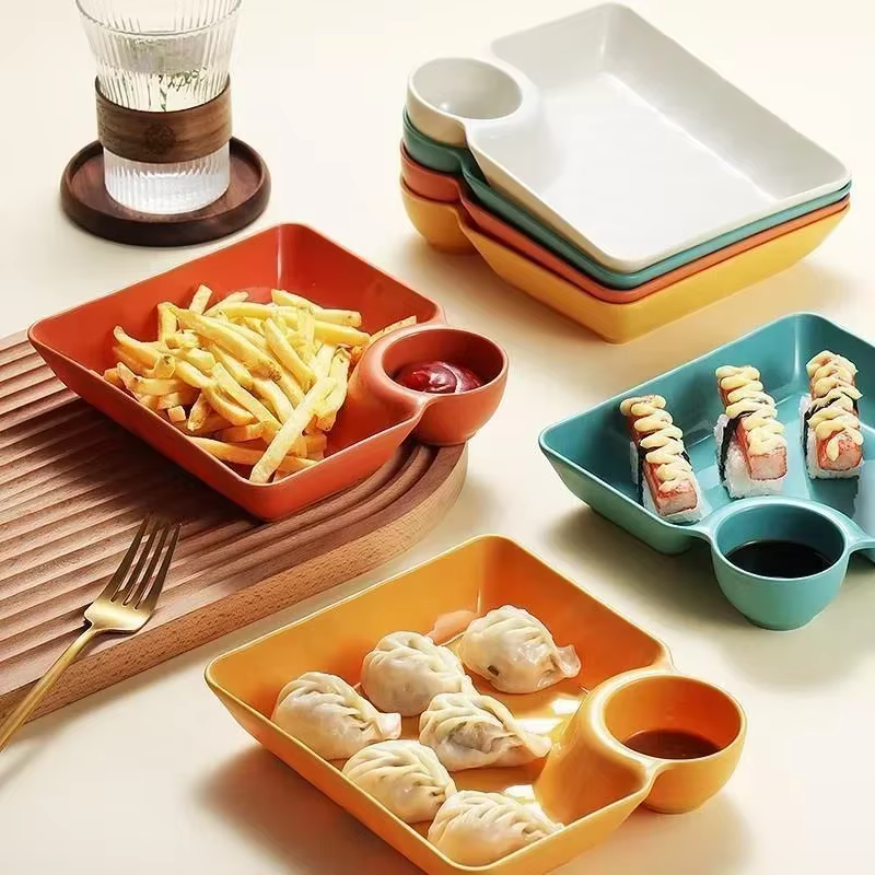 Chips et assiettes à tremper