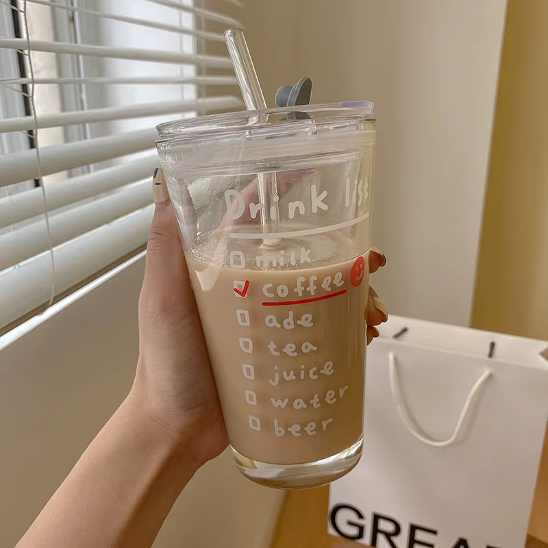 Bouteille d'eau en verre avec paille et couvercle