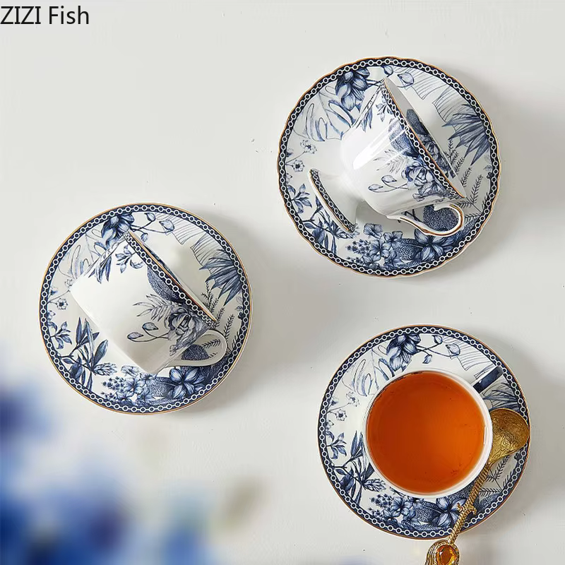 Tasse à café et théière en céramique