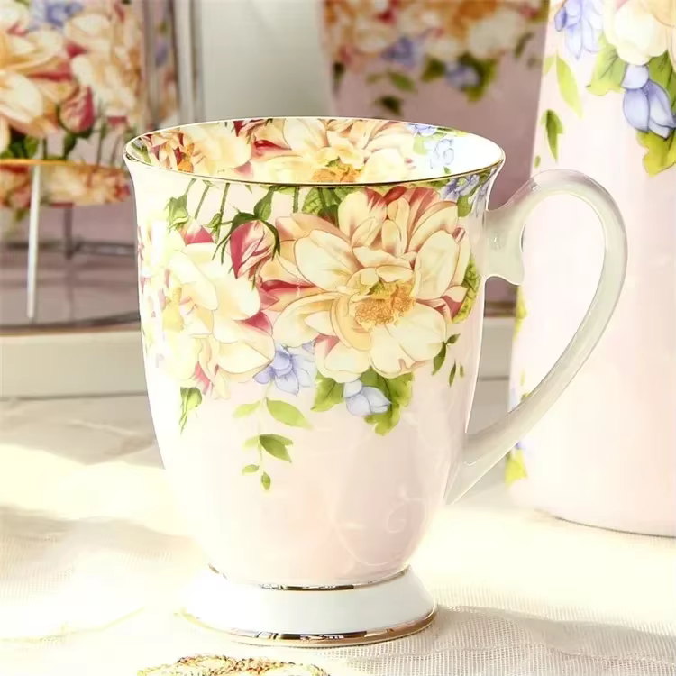 Tasses à café en porcelaine d'os