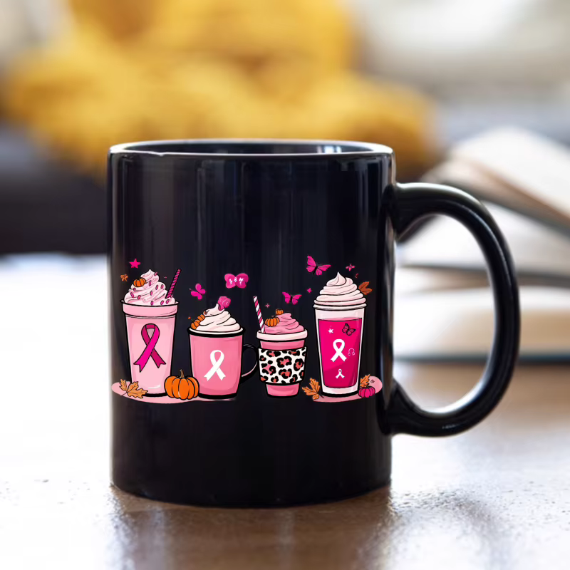 Tasse à café noire avec ruban rose et boisson tombante pour la sensibilisation au cancer du sein et la saison d'automne