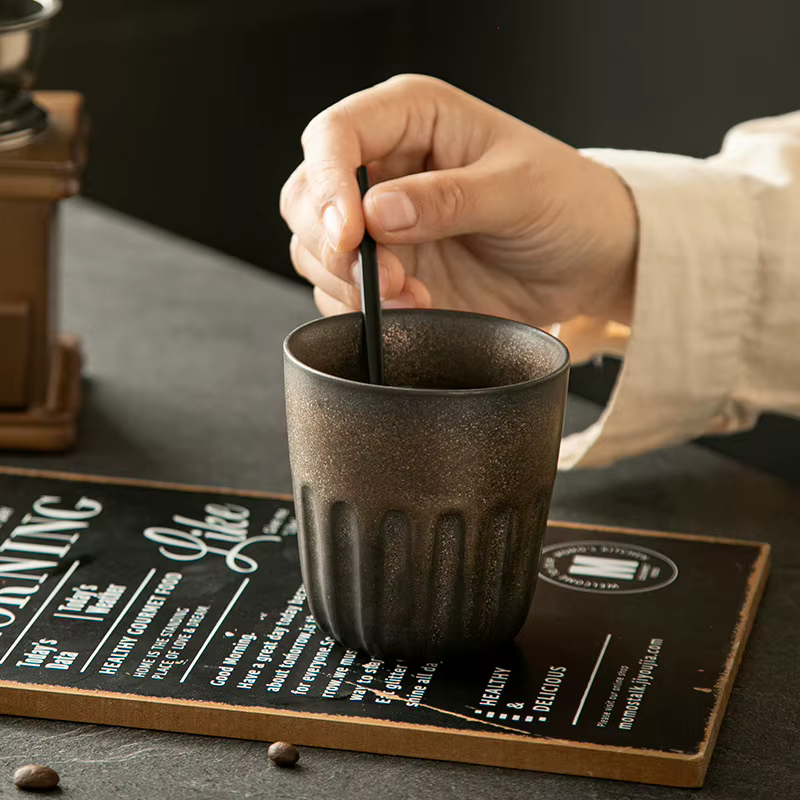 Tenir une tasse à café
