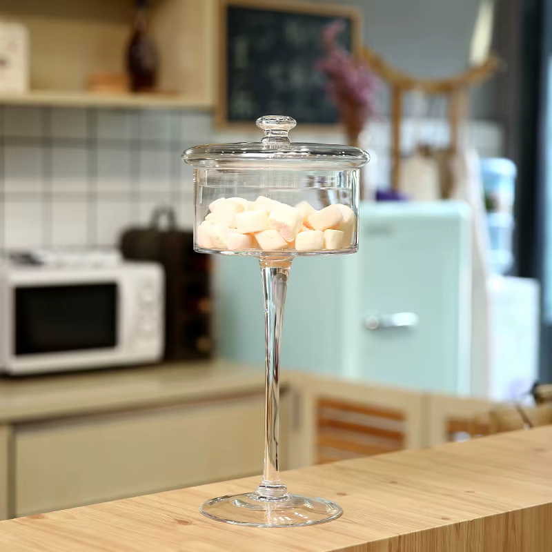 Bocal de stockage de bonbons à pied haut recouvert de verre de style européen