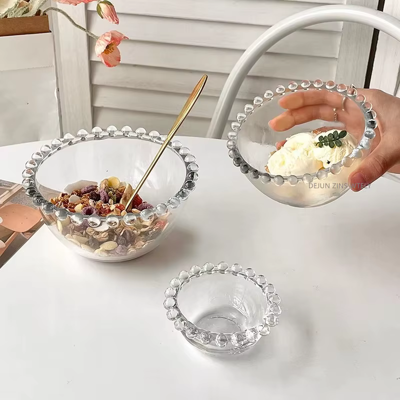 Bol en verre à bord de perles exquis