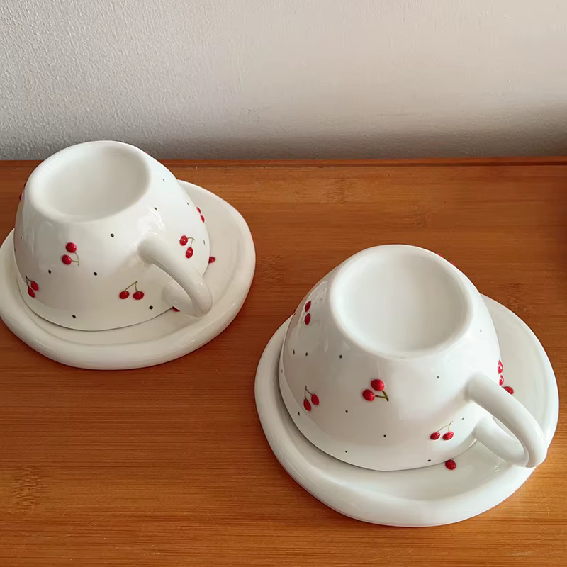 Ensemble de tasses en céramique à motif de cerises peintes à la main