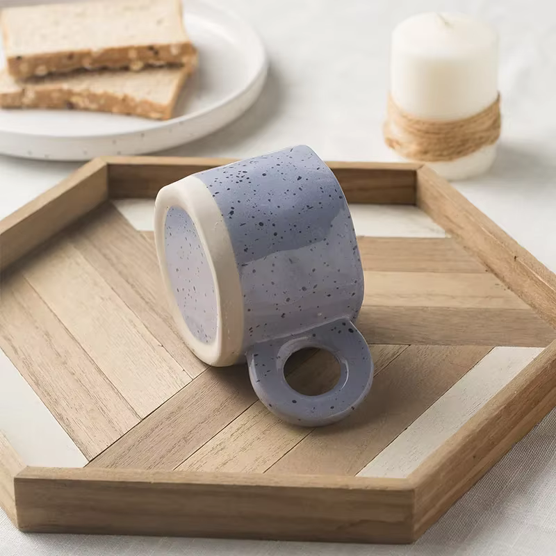 Tasse en céramique avec poignée en forme d'anneau