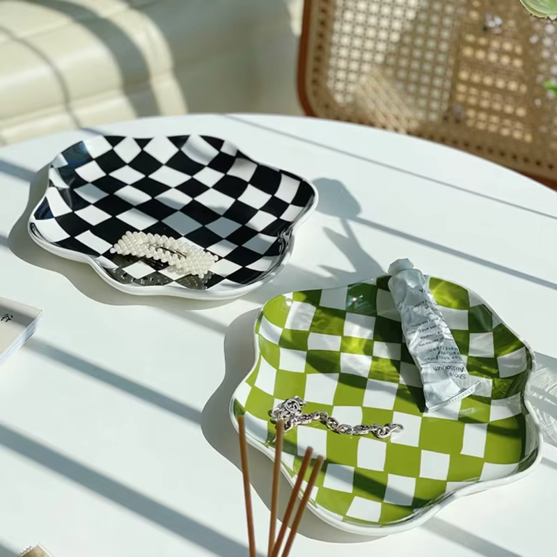 Assiettes et plats en céramique à carreaux irréguliers