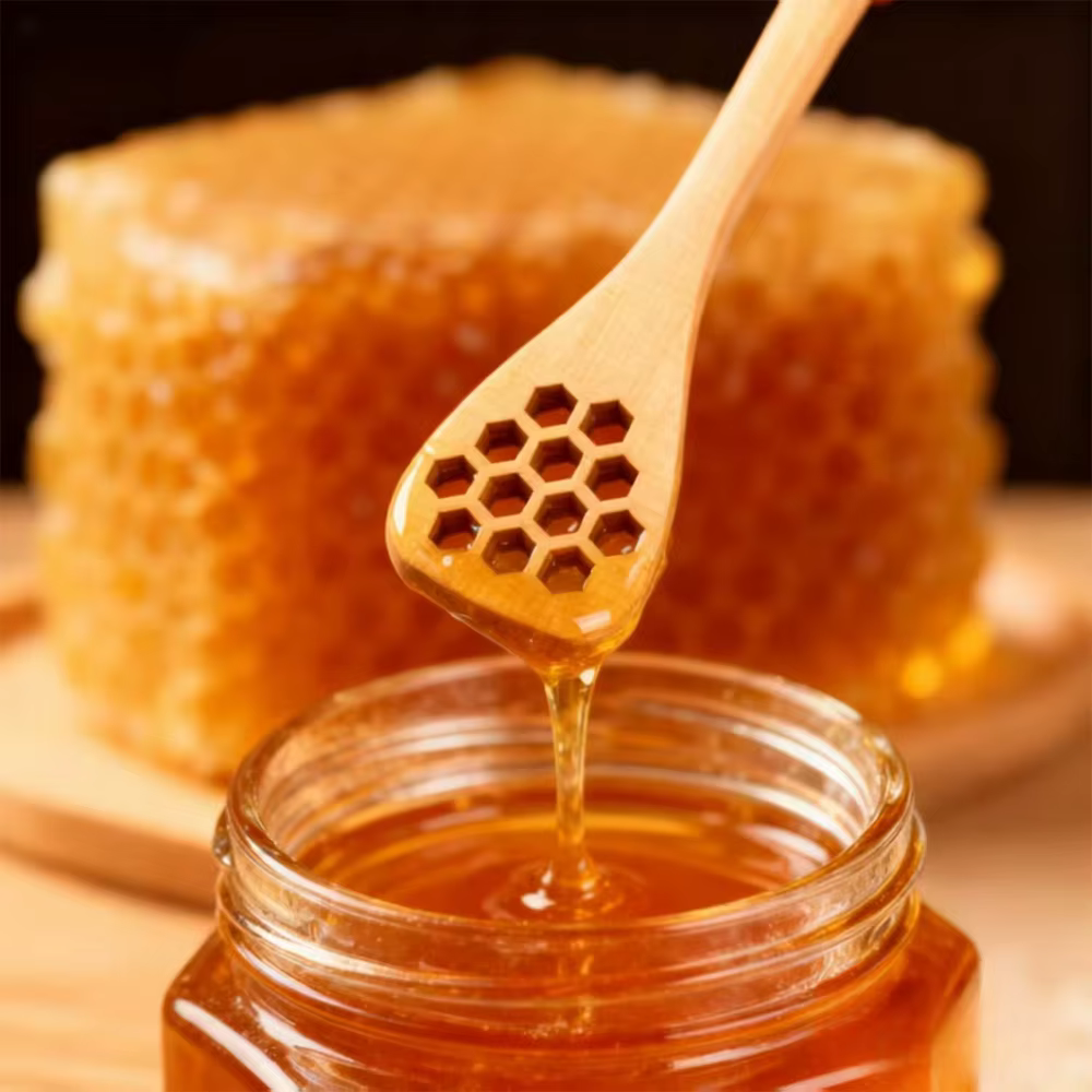 Cuillère à miel en forme de cœur en accent d'abeille