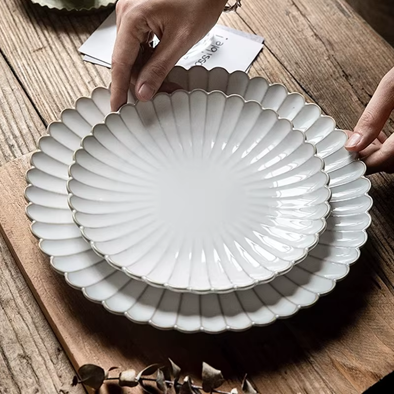 Assiette en céramique à bord de coquille rayé en relief de 8 pouces/10
