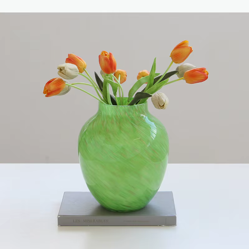 Vase en verre vert peint