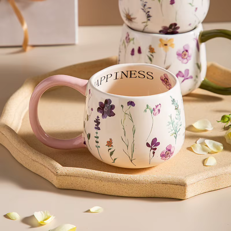 Tasse à café en céramique colorée à motif floral 380 ml avec grande poignée abstraite