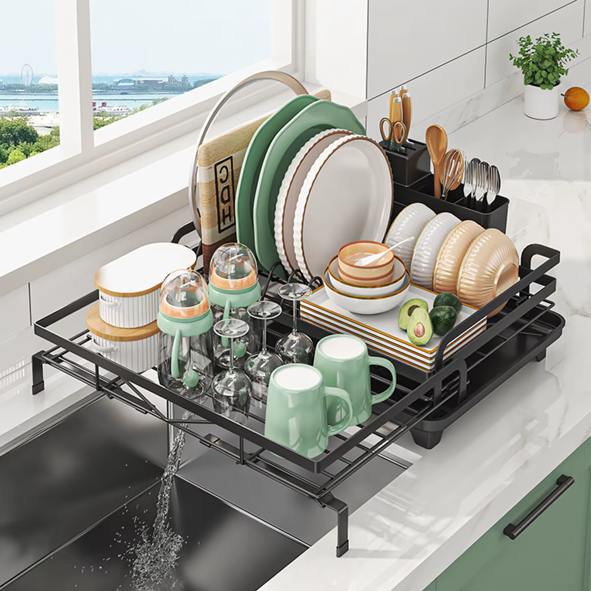 Égouttoir à vaisselle extensible avec porte-couverts et bec de drainage pivotant