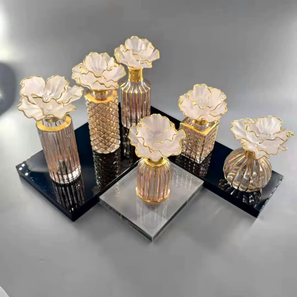 Un vase joliment conçu en verre de cristal coloré.