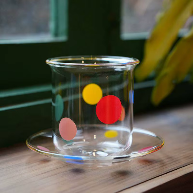 Assiette de tasse en verre à pois colorés conviennent