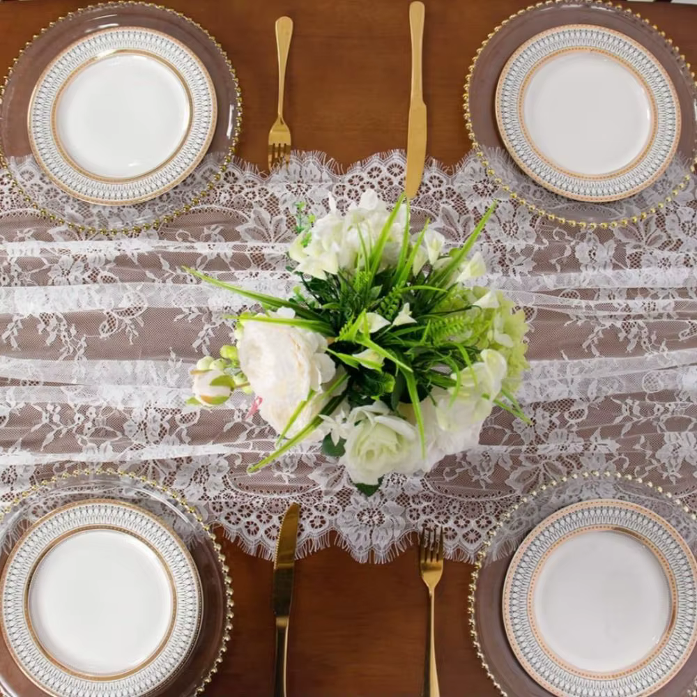 Chemin de table en dentelle blanche