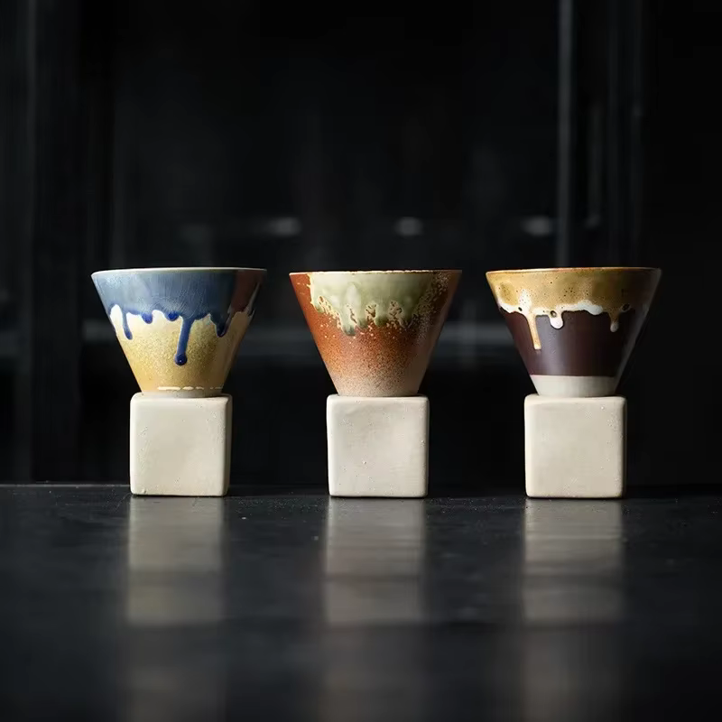 Tasse à café créative en poterie grossière avec base
