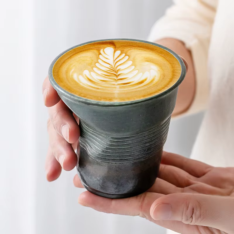 Tasse à café en poterie brute
