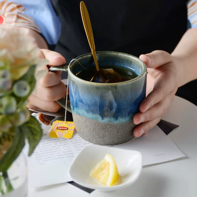Tasse en céramique à changement progressif pour lait