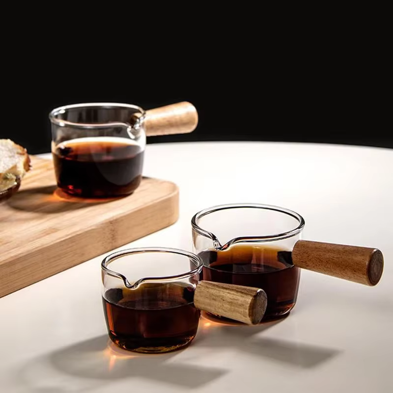 Tasse à café en verre avec manche en bois