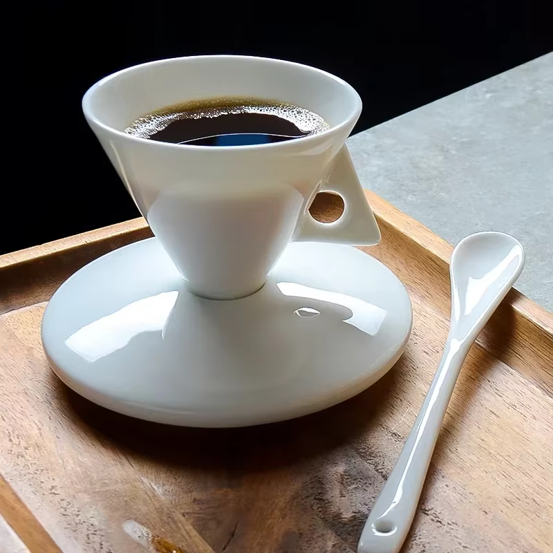Ensemble de tasses à café et soucoupes fabriquées à la main en porcelaine d'os avec cuillère expresso partager