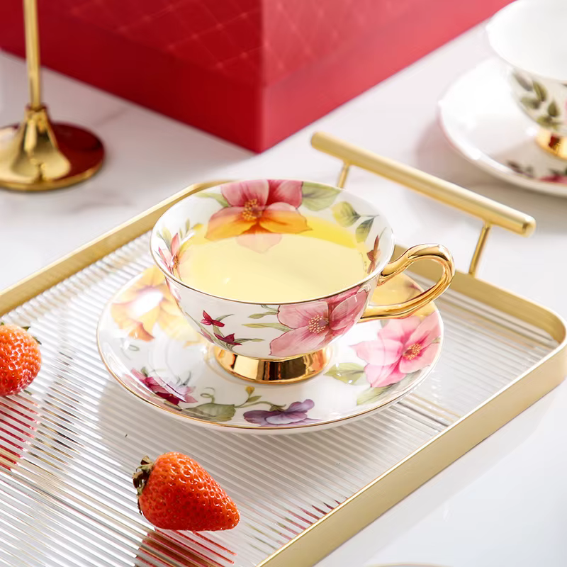 Sophia China-Tasse à café et soucoupe en porcelaine à bord doré