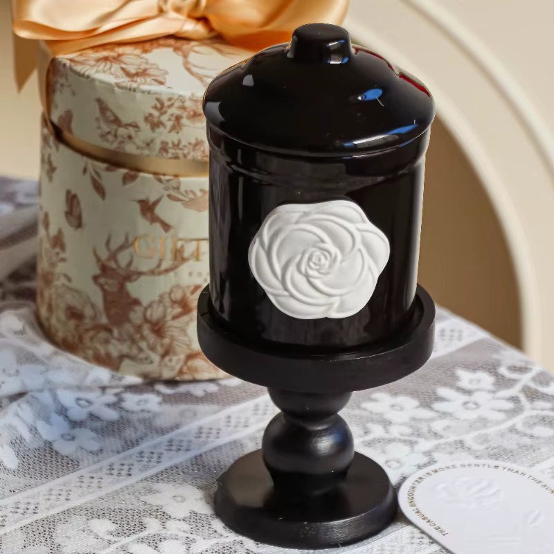 Tasse en céramique noire camélia française