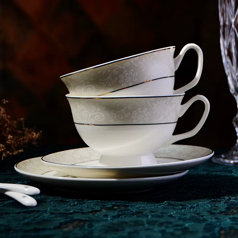 Tasse à café Royal Court et ensemble S/05 er avec bordure florale plaquée or