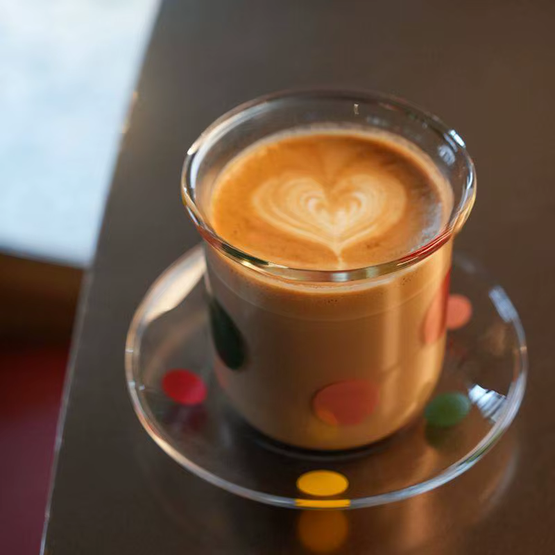 Assiette de tasse en verre à pois colorés conviennent