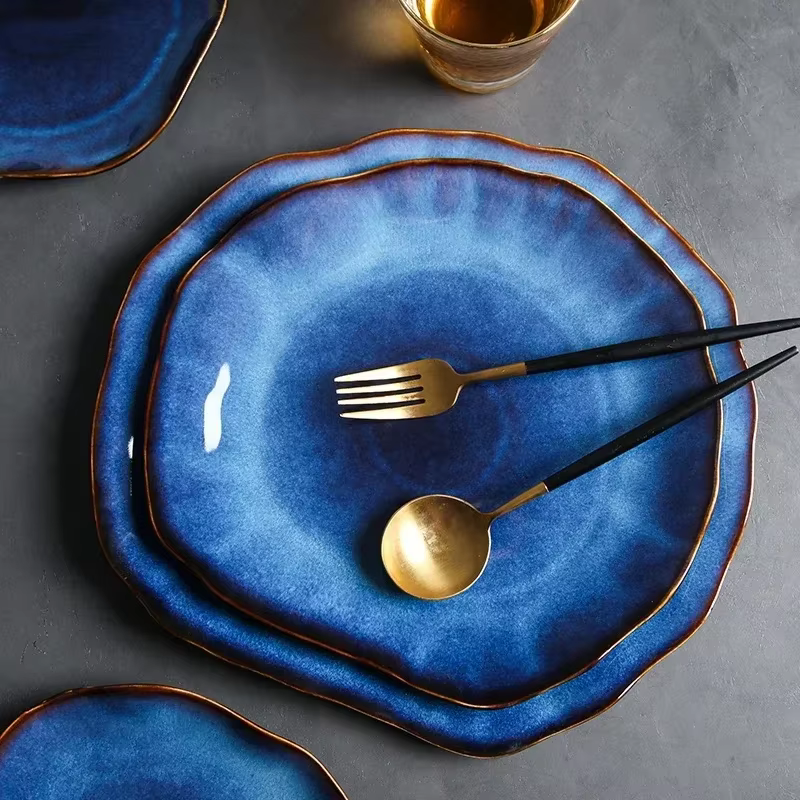 Assiettes en céramique bleu profond