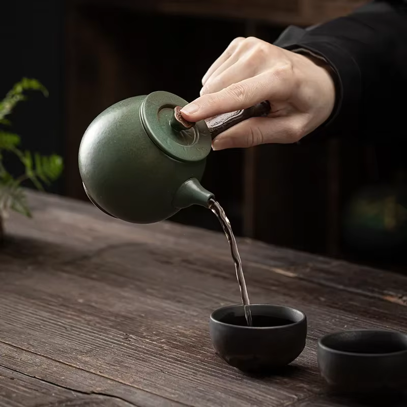 Pot à poignée latérale en fer doré japonais