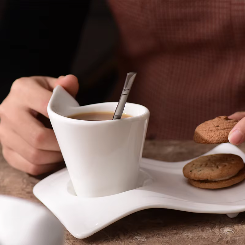 Ensemble de tasses à café et soucoupes en porcelaine ondulée européenne