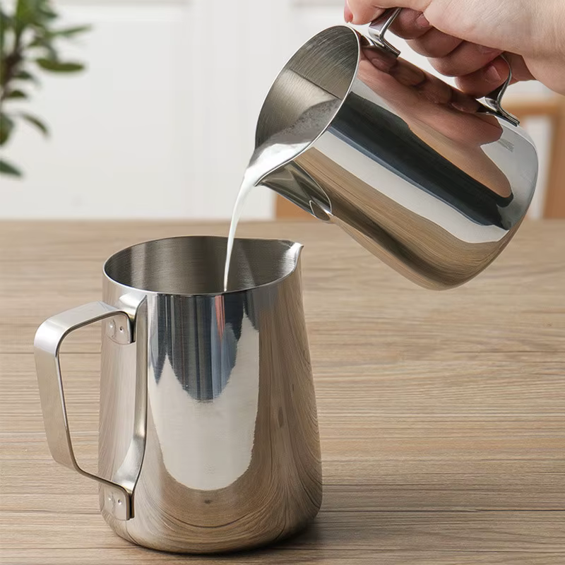 Pichet à mousse de café et de lait