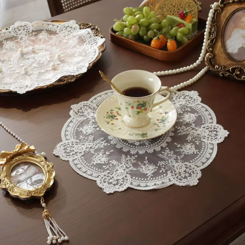 Set de table rétro européen avec broderie exquise