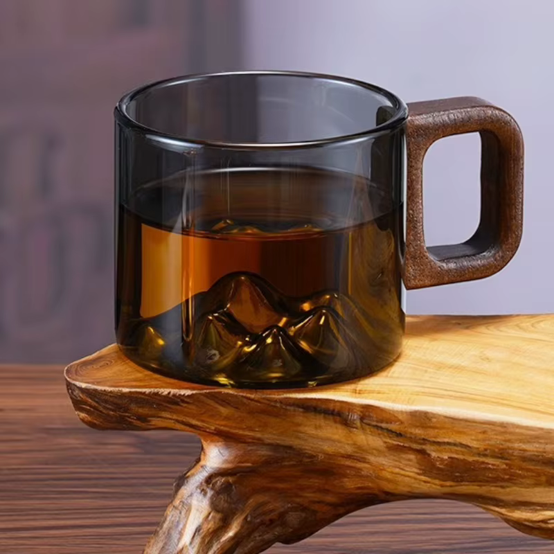 Petites tasses en verre gris fumé