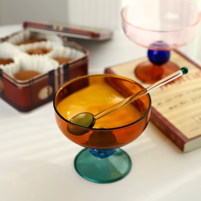 Tasse à crème glacée colorée