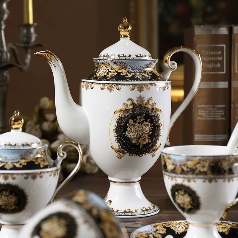 Ensemble de tasses à café et soucoupes en porcelaine