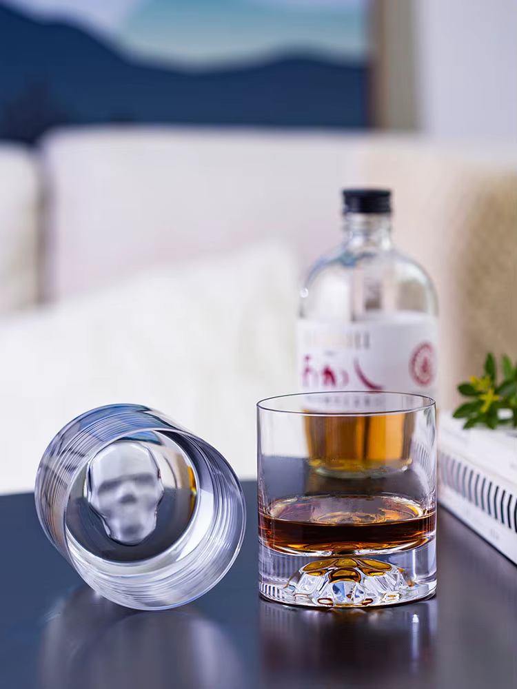 Verre de dégustation de whisky en forme de crâne