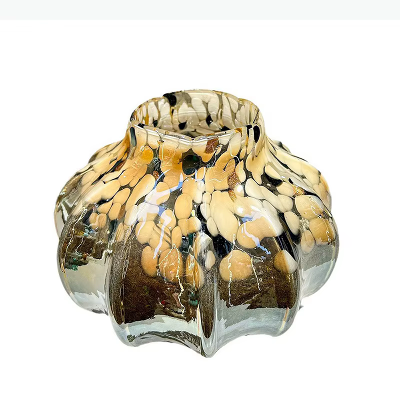 Vase en verre texturé peint