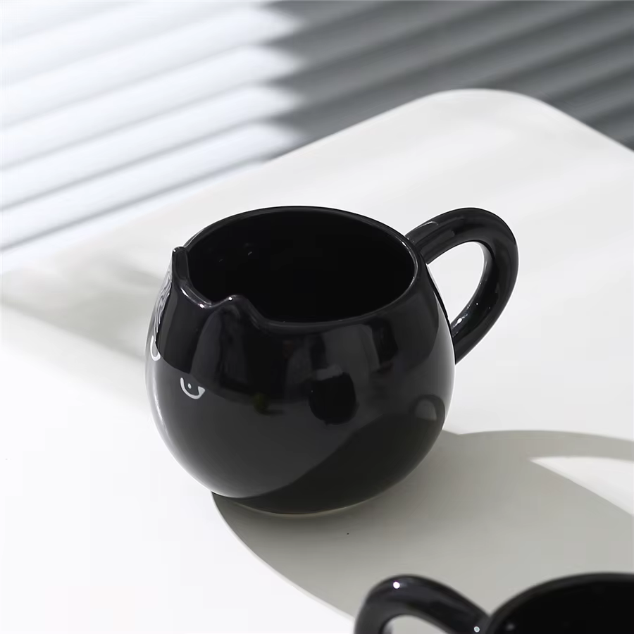 Tasse en céramique en forme de chat