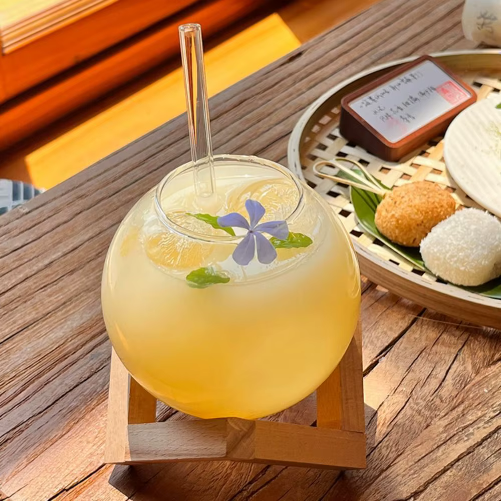 Verre à cocktail sphérique en forme de lune avec support en bois et paille – Tasses à café transparentes