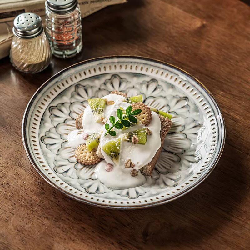 Assiette en céramique sous glaçure rétro