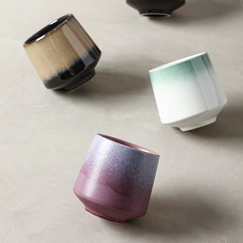 Tasse en céramique vintage en poterie rustique