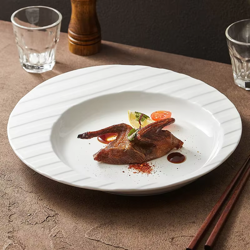 Assiette en céramique à motif de lignes pour restaurant
