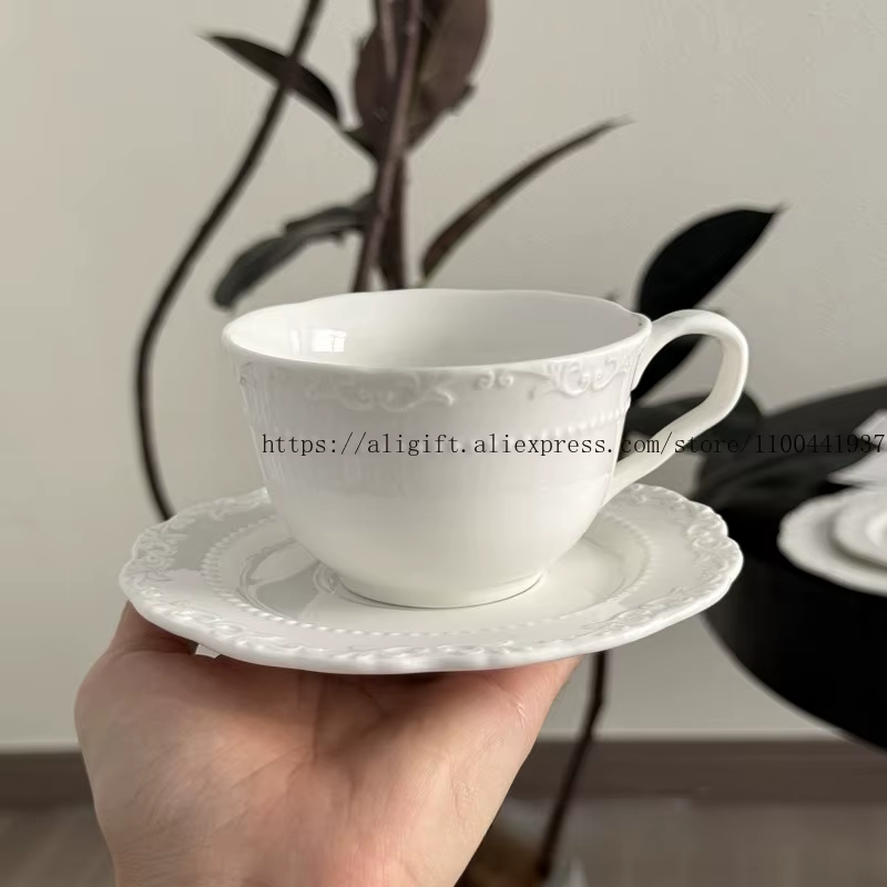 Ensemble de tasses à café et assiettes à fleurs en relief