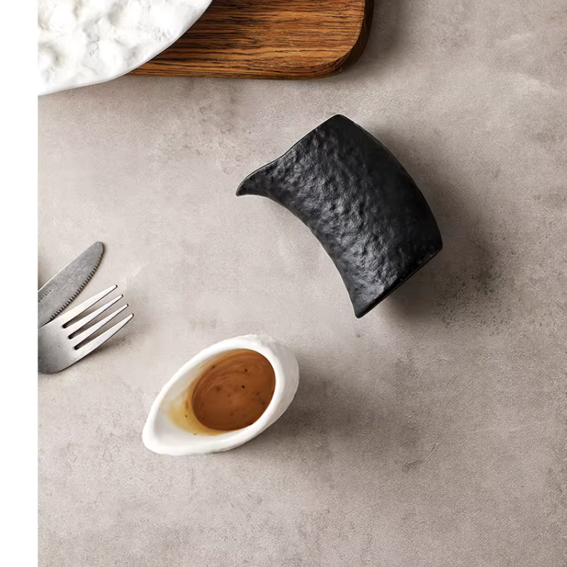 Sauce à steak, petite tasse à lait en céramique